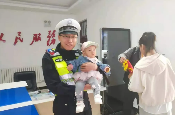 暖心警事！时隔一年半，小宝宝来看蜀黍了！